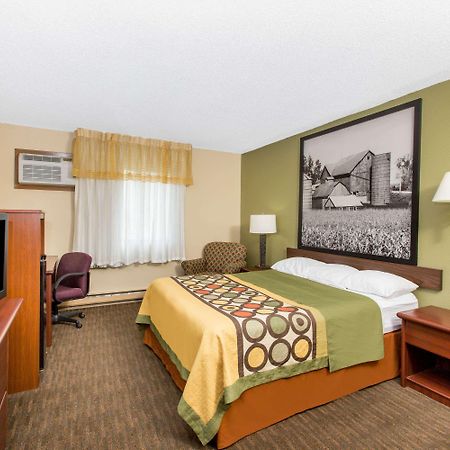 Super 8 By Wyndham Fairmont Hotel Екстериор снимка