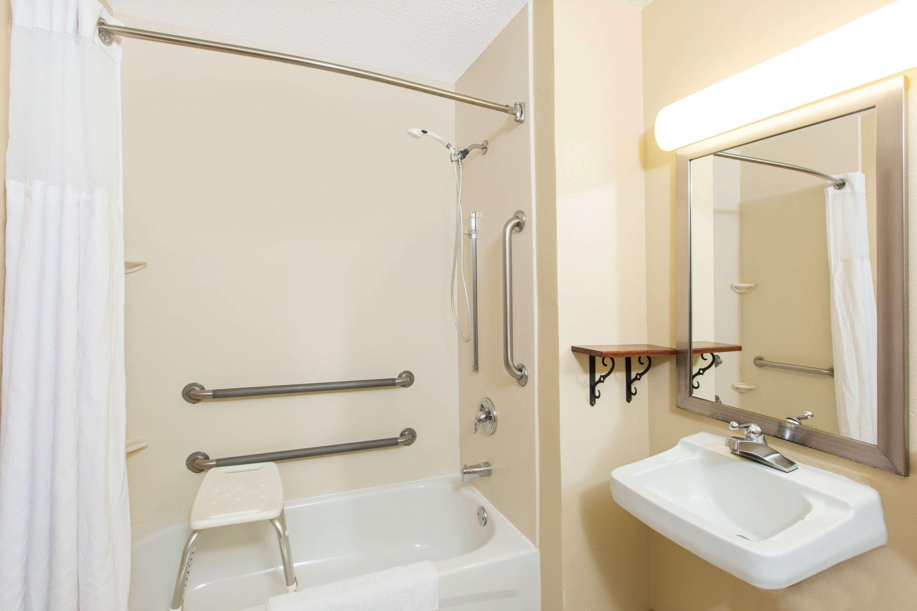 Super 8 By Wyndham Fairmont Hotel Екстериор снимка