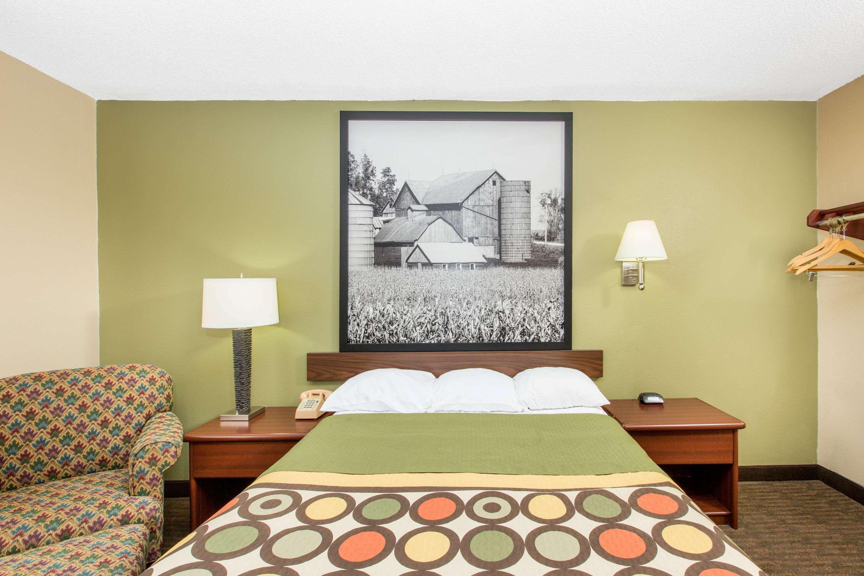 Super 8 By Wyndham Fairmont Hotel Екстериор снимка