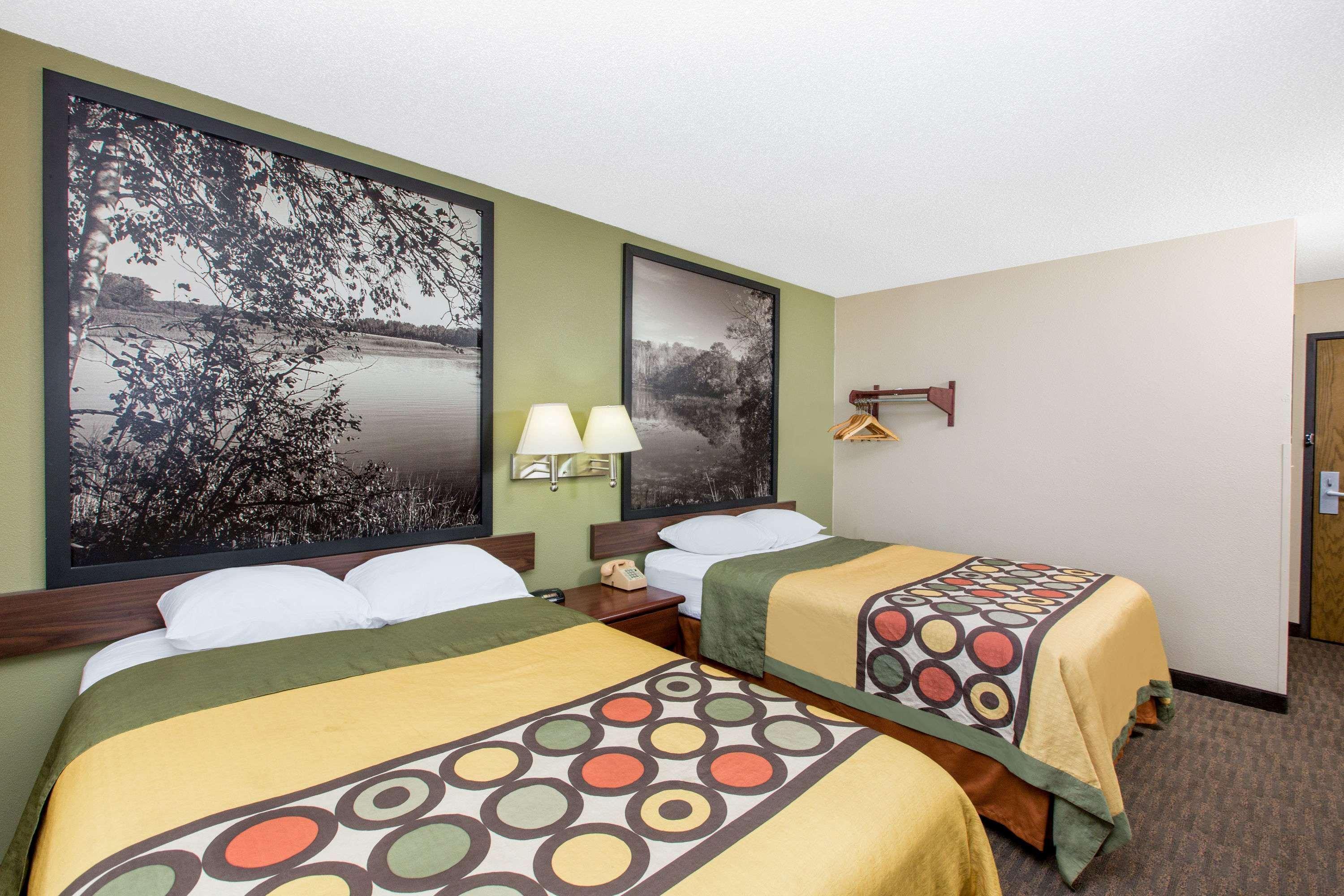 Super 8 By Wyndham Fairmont Hotel Екстериор снимка