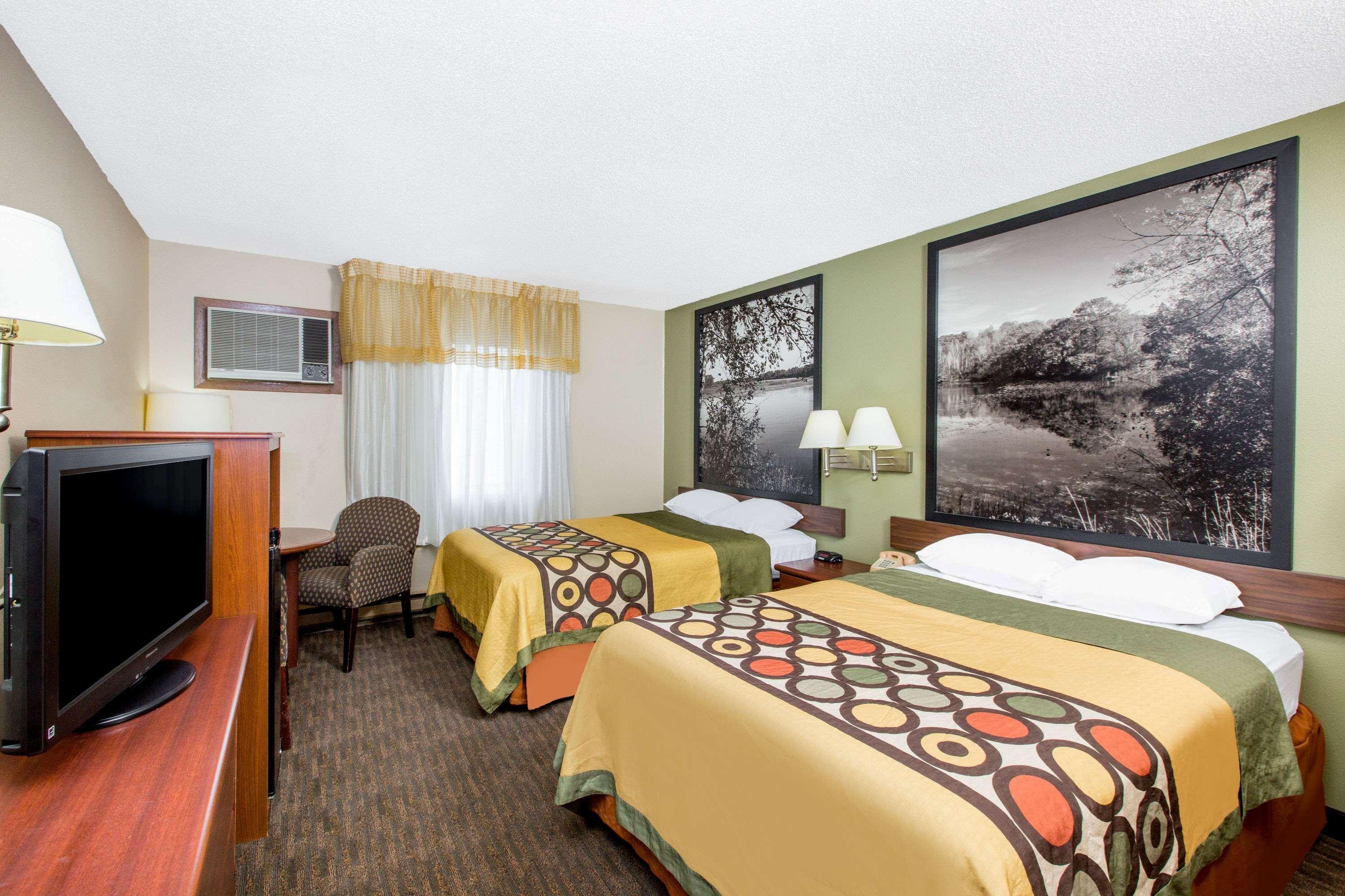 Super 8 By Wyndham Fairmont Hotel Екстериор снимка