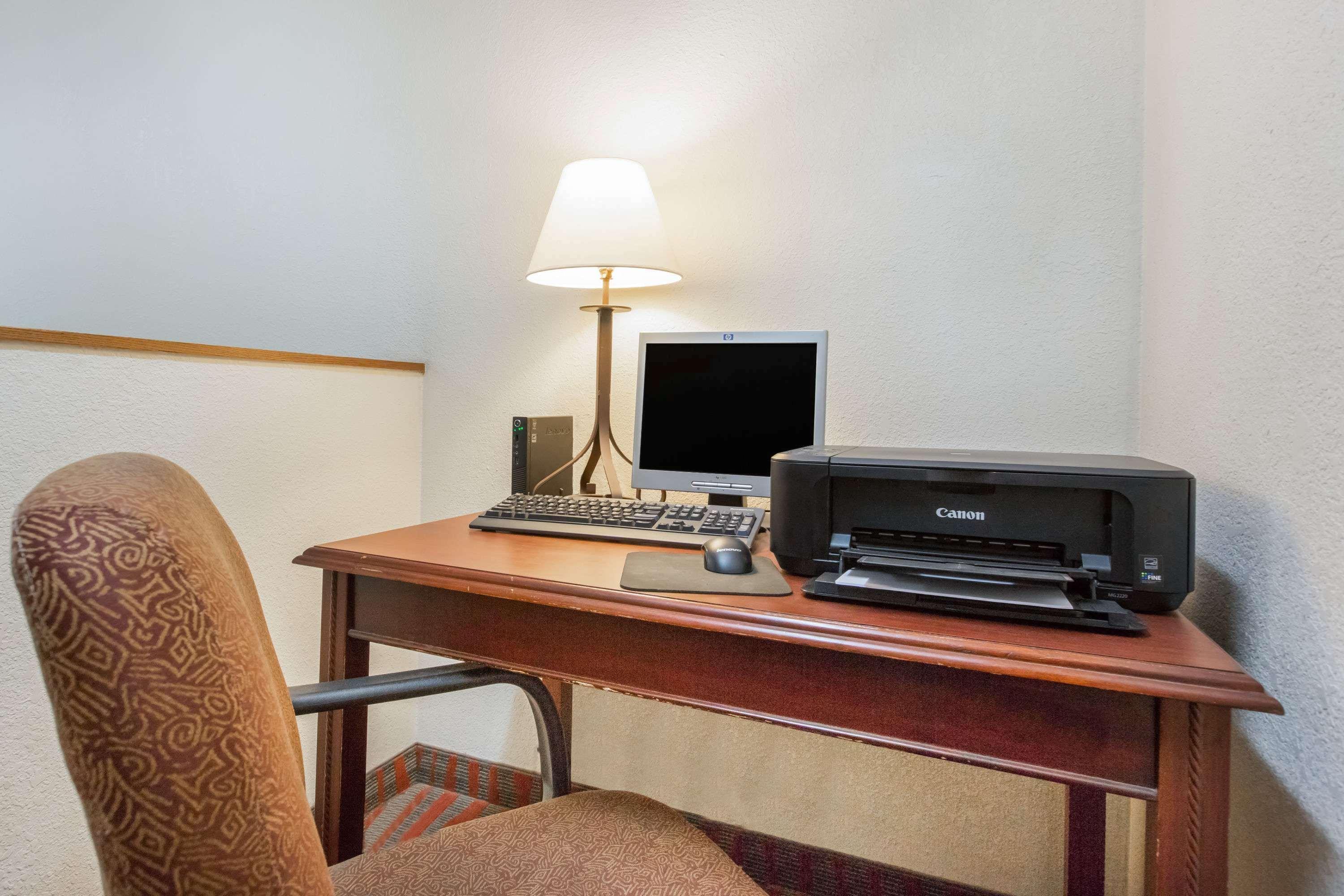 Super 8 By Wyndham Fairmont Hotel Екстериор снимка