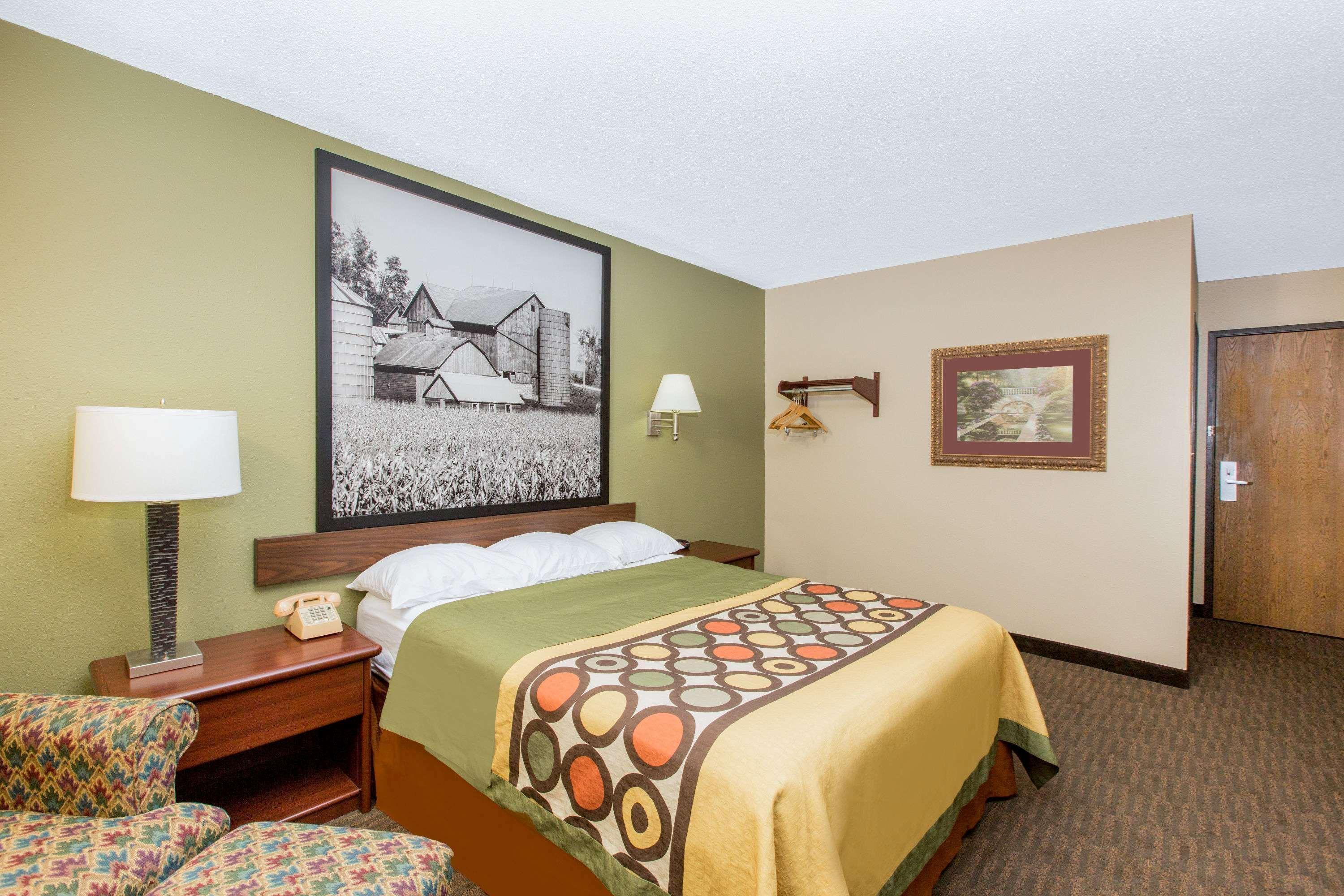 Super 8 By Wyndham Fairmont Hotel Екстериор снимка