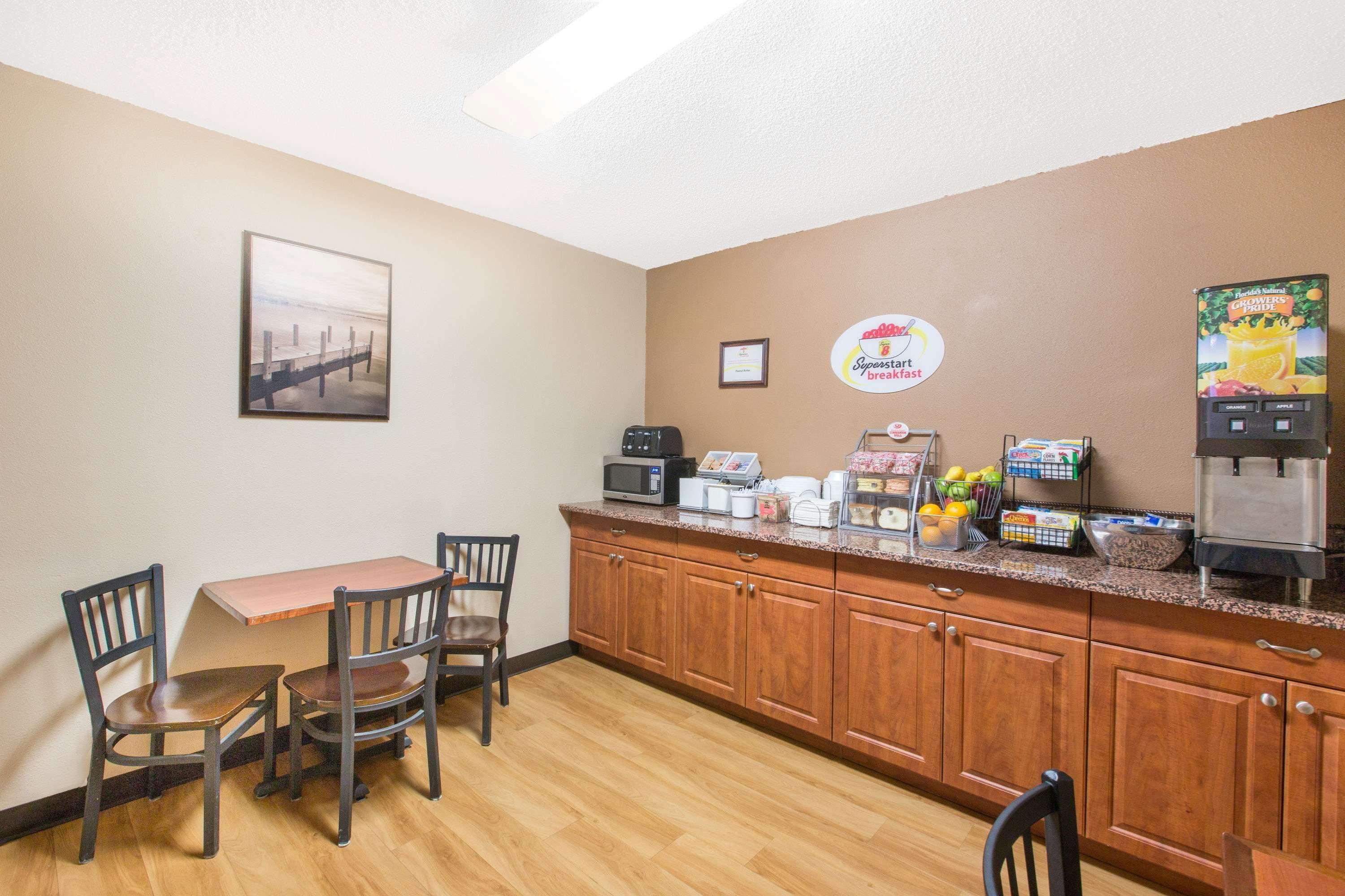 Super 8 By Wyndham Fairmont Hotel Екстериор снимка