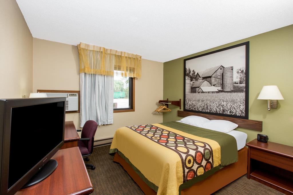 Super 8 By Wyndham Fairmont Hotel Екстериор снимка