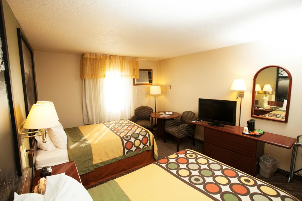 Super 8 By Wyndham Fairmont Hotel Екстериор снимка