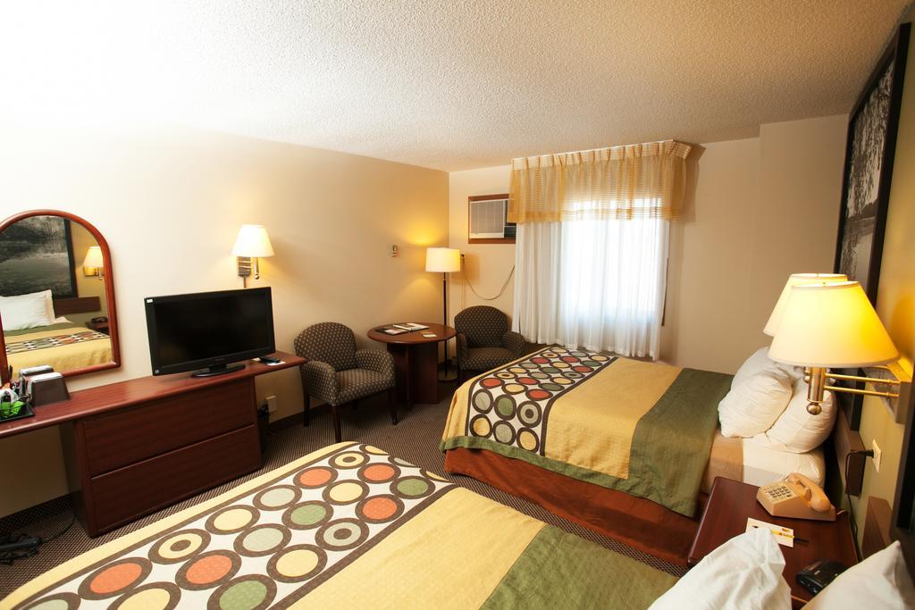 Super 8 By Wyndham Fairmont Hotel Екстериор снимка