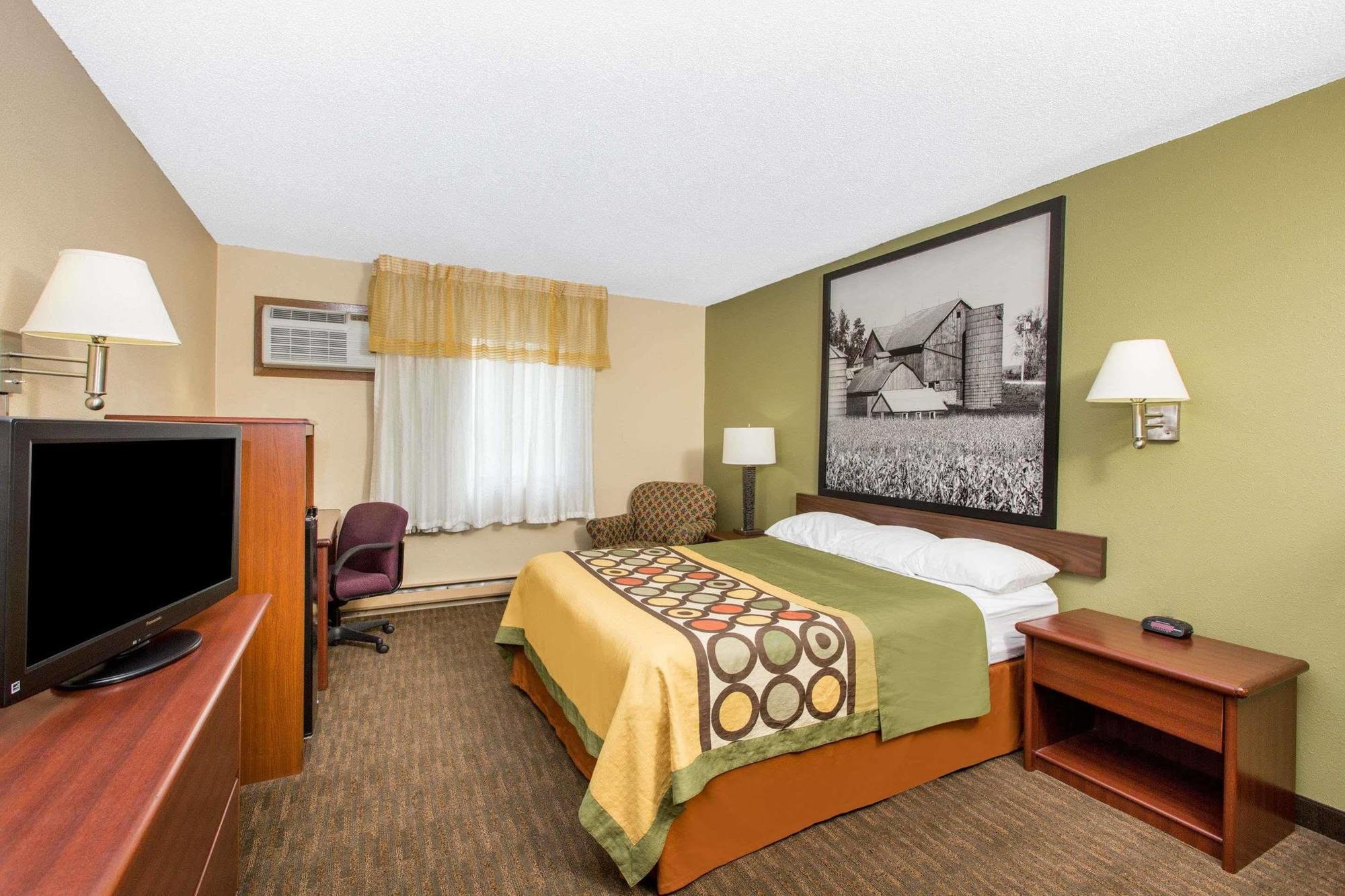 Super 8 By Wyndham Fairmont Hotel Екстериор снимка
